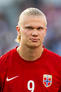 Erling Braut Haaland of Norway line up