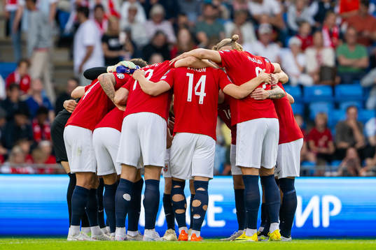Julian Ryerson, Erling Braut Haaland and players of Norway