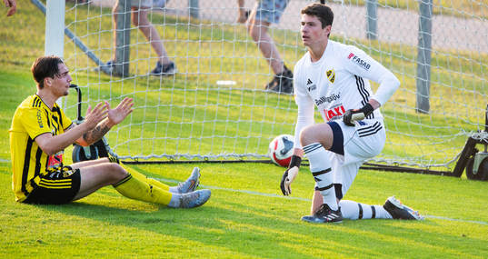 IFKHässleholms Axel Winberg och Victor Stulic i matchen i
