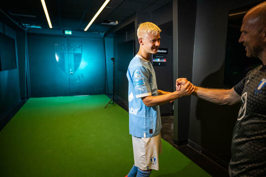 Otto Rosengren hälsar på Malmö FFs tränare Henrik
