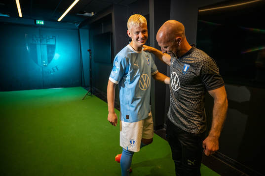 Otto Rosengren hälsar på Malmö FFs tränare Henrik