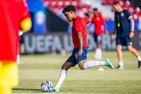 Oscar Bobb of Norway warms up