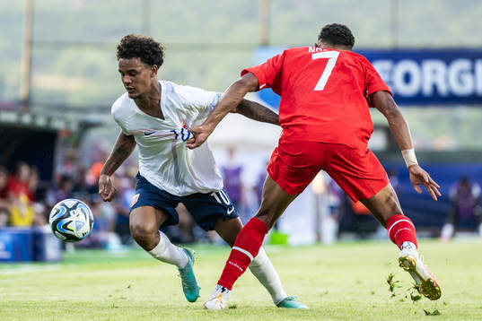 Oscar Bobb of Norway and Dan Ndoye of Switzerland