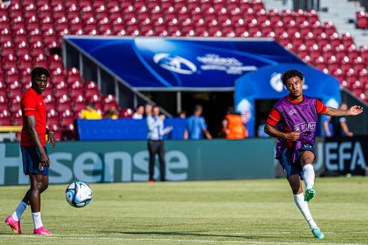 Oscar Bobb of Norway warms up