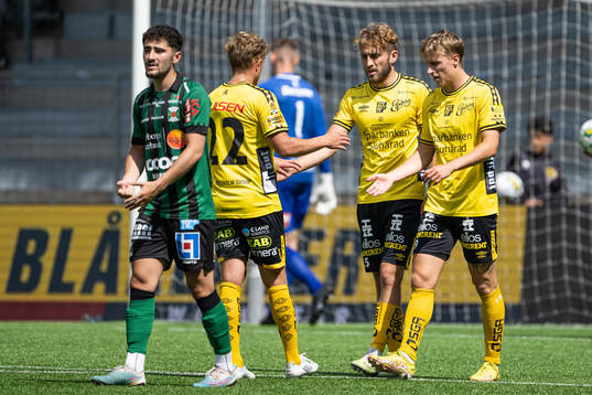 Elfsborgs Jack Cooper-Love jublar med Kevin Holmen och
