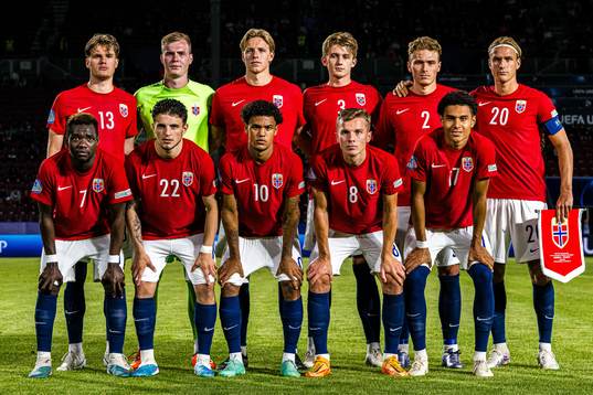 The starting eleven of Norway, from the top left; Leo Fuhr