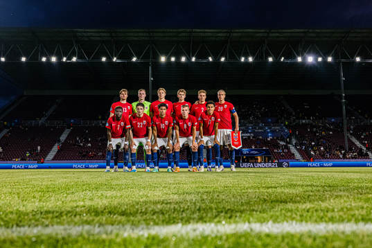 The starting eleven of Norway, from the top left; Leo Fuhr