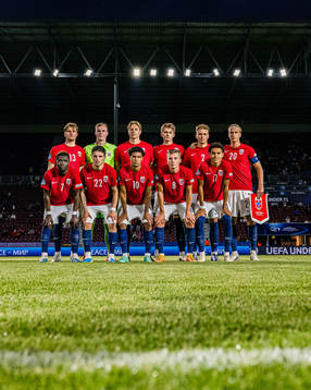 The starting eleven of Norway, from the top left; Leo Fuhr