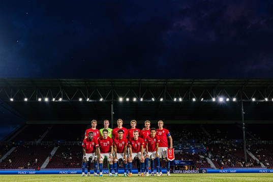 The starting eleven of Norway, from the top left; Leo Fuhr