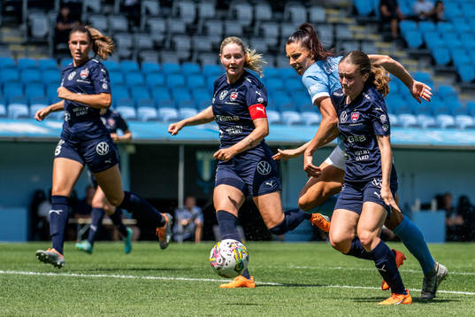 Malmö FFs Malin Gunnarsson och FC Rosengårds Mathilde