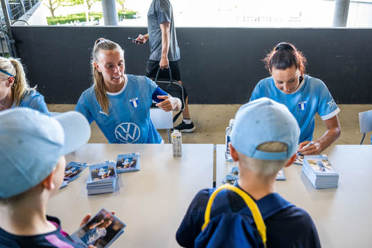Malmö FFs Elin Björklund och Malin Gunnarsson skriver