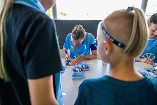 Malmö FFs Elin Björklund skriver autografer