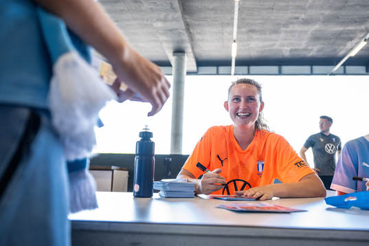 Malmö FFs målvakt Julia Cavander skriver autografer