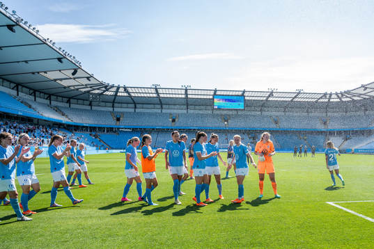 Malmö FFs spelare träffas av vattenspridare