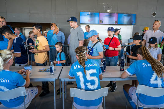 Malmö FFs spelare skriver autografer