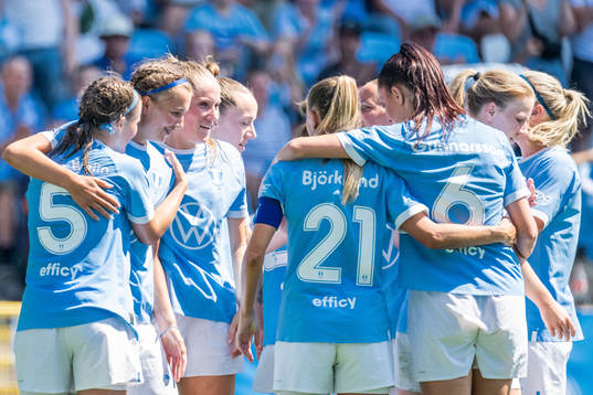 Malmö FFs Thelma Welin Persson jublar med lagkamrater