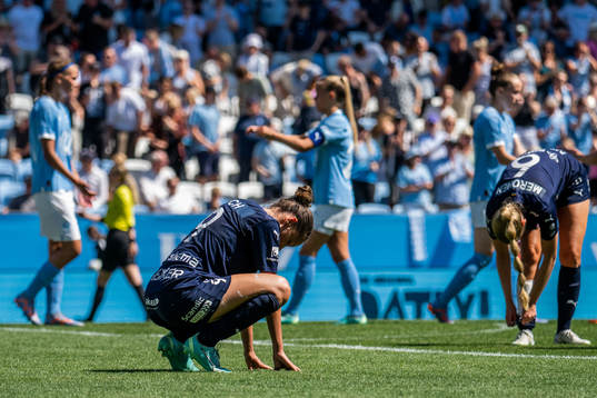 FC Rosengårds Josephine Lech och Maija Meronen deppar
