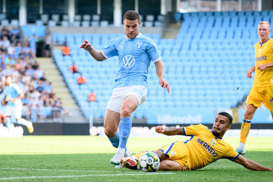 Malmö FFs Gabriel Busanello och IFK Göteborgs Alai