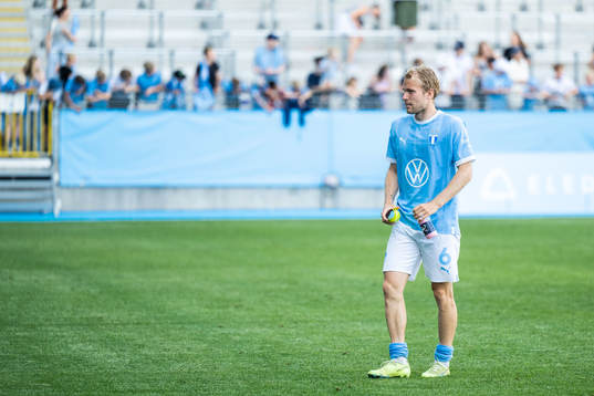 Malmö FFs Oscar Lewicki deppar