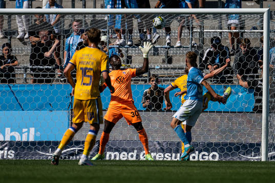 Malmö FFs målvakt Ismael Diawara slipper in 0-1 av IFK