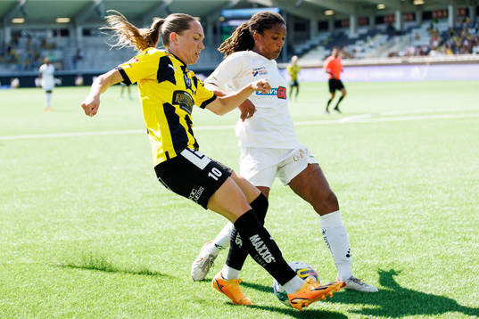 Häckens Elin Rubensson och Växjö DFFs Eva Dessislava