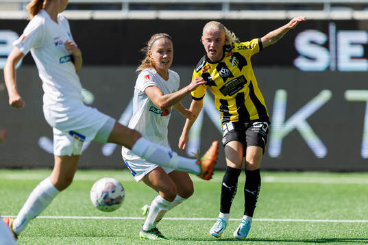 Växjö DFFs Amanda Altheden och Häckens Anna Sandberg