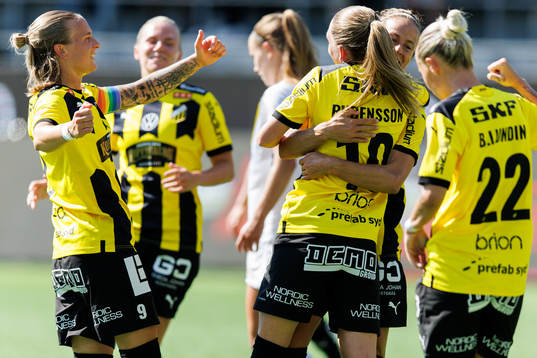 Häckens Elin Rubensson jublar