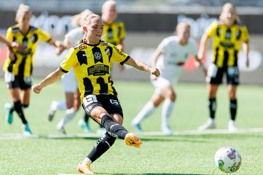 Häckens Elin Rubensson gör 1-0 på straff