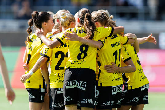 Häckens Elin Rubensson jublar