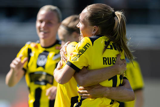 Häckens Elin Rubensson jublar