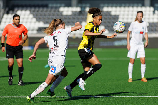 Växjö DFFs Amanda Altheden och Häckens Felicia Schröder