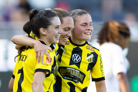 Häckens Elin Rubensson jublar med Clarissa Larisey  och