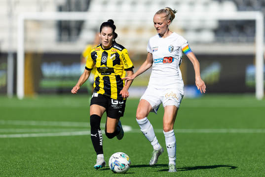 Växjö DFFs Emma Pennsäter och Häckens Clarissa Larisey
