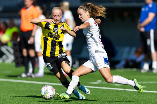 Häckens Anna Sandberg och Växjö DFFs Amanda Altheden