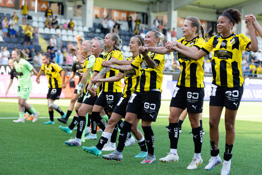 Häckens spelare jublar