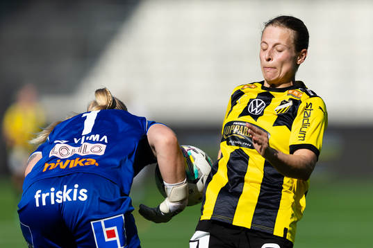 Växjö DFFs målvakt Louise Högrell Ledbetter och