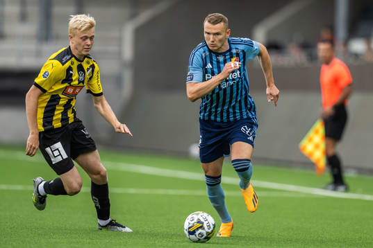Häckens Isak Brusberg och Djurgårdens Piotr Johansson