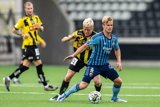 Häckens Isak Brusberg och Djurgårdens Hampus Finndell