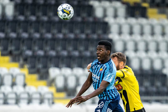 Djurgårdens Joel Asoro och Häckens Simon Sandberg