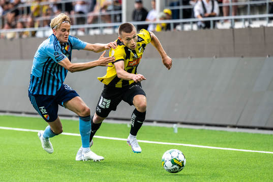 Djurgårdens Oskar Fallenius och Häckens Kristoffer Lund