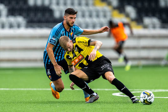 Djurgårdens Besard Sabovic och Häckens Simon Gustafson