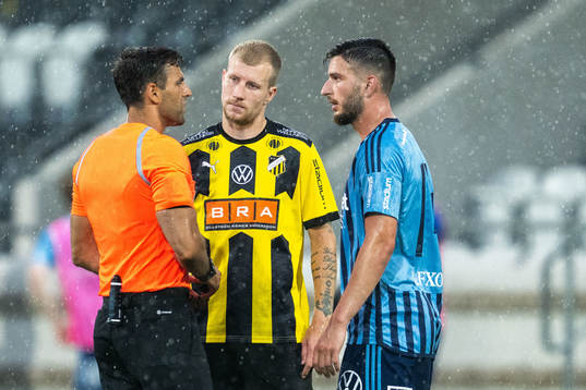 Häckens Simon Gustafson och Djurgårdens Besard Sabovic i