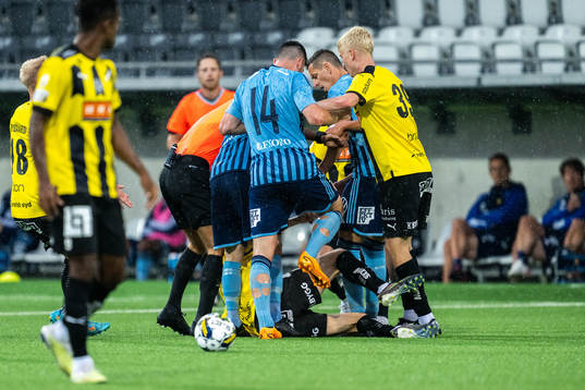 Djurgårdens Besard Sabovic och Besard Sabovic i dispyt