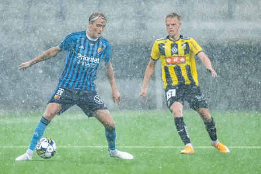 Djurgårdens Oskar Fallenius och Häckens Tobias Sana