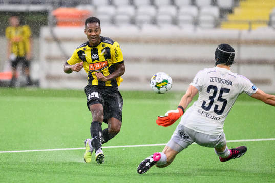 Häckens Ola Kamara mot Djurgårdens målvakt Jacob Widell