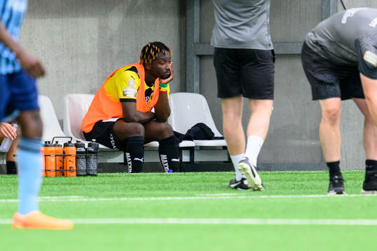 Häckens Ibrahim Sadiq deppar på bänken