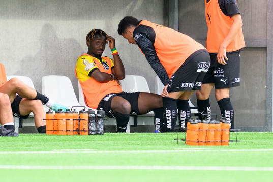 Häckens Ibrahim Sadiq deppar på bänken