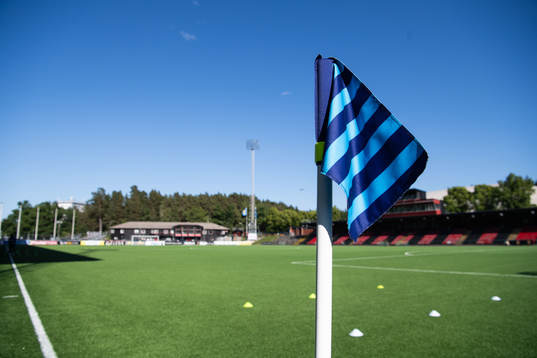 En flagga med Djurgårdens färger på Grimsta IP
