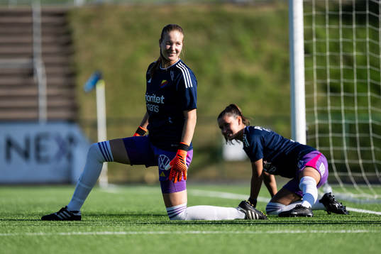 Djurgårdens målvakt Elvira Björklund och. Wilma Almquist