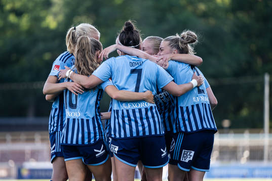 Djurgårdens Tilde Lindwall jublar med lagkamrater
